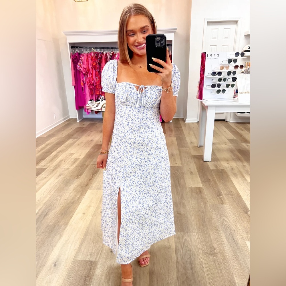 NWOT Blue and White Floral Puffed Sleeves Midi Dress with Slit
